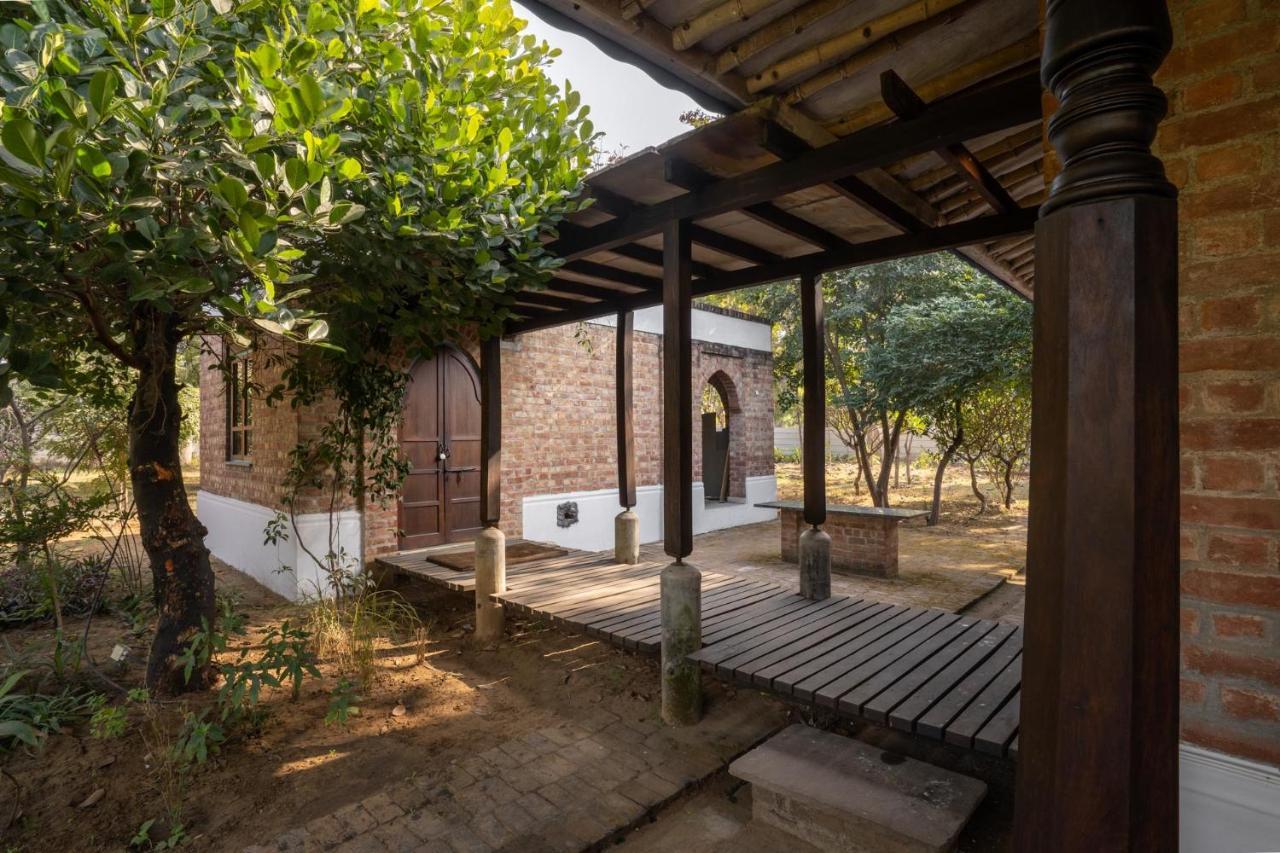 גורגאון Lohonostays Bamboo House Sadhrana Bagh מראה חיצוני תמונה