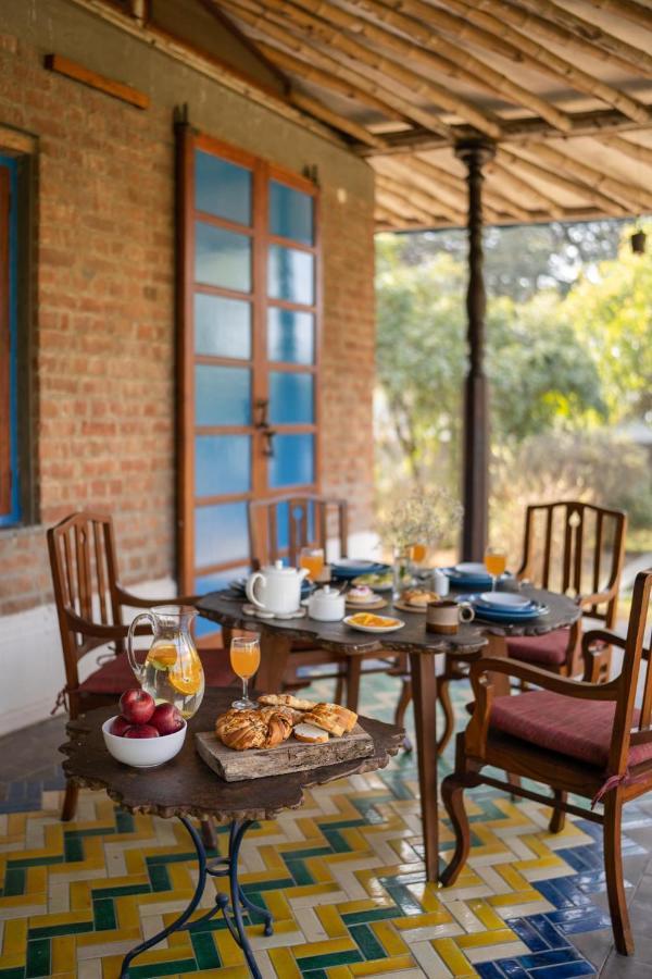 גורגאון Lohonostays Bamboo House Sadhrana Bagh מראה חיצוני תמונה